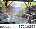 一個女人在露天浴池 57210253