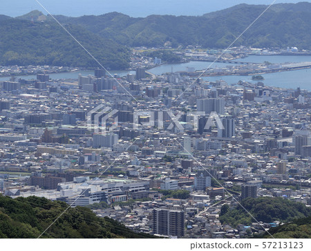 從北面俯瞰高知市。永旺夢樂城高知，千代町，小槐台，青柳橋，國分川，Godaisan Takerinji，高知港 57213123