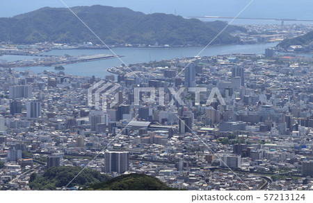 從北面俯瞰高知市。 Kumagawa,JR高知站,菜園,Kagamigawa Ohashi,Kohuadai,高知港,Niida,太平洋。 從北面俯瞰高知市。 Kumagawa,JR高知站,菜園,Kagamigawa Ohashi,Kohuadai,高知港,Niida,太平洋。 57213124
