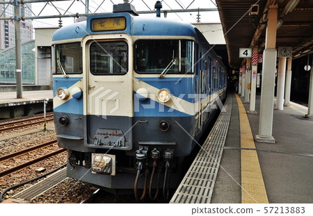 Regular train (415 series) stopping at Nanao Line, Kanazawa Station Regular train (415 series) stopping at Nanao Line, Kanazawa Station 57213883