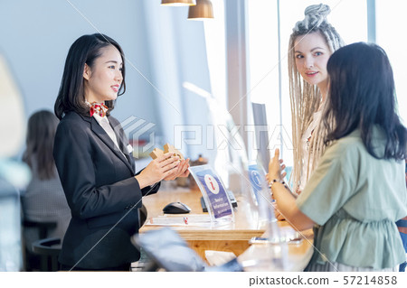 A gorgeous female staff who is polite and caring at a real estate office for foreigners 57214858