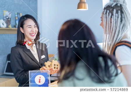 好客房地產女性工作人員對外國遊客微笑 57214869