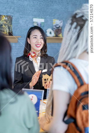 在日本向外國遊客介紹外國遊客入境房產的女性 57214870