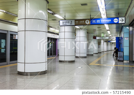 Subway station 57215490