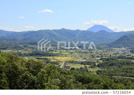 從冷瀑布（火山口天文台）看到的赤川村和羊蹄山 57216054