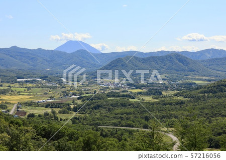 從冷瀑布(火山口天文台)看到的赤川村和羊蹄山 從冷瀑布(火山口天文台)看到的赤川村和羊蹄山 57216056
