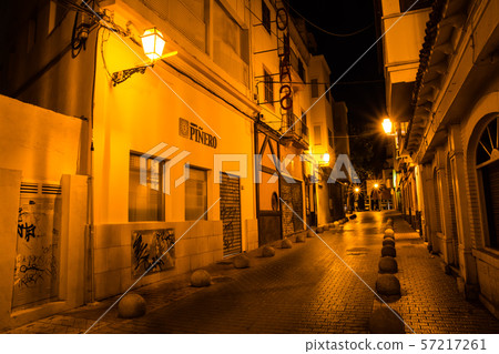 黃色街燈照亮的鵝卵石馬略卡都市風景 黃色街燈照亮的鵝卵石馬略卡都市風景 57217261