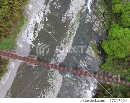 從無人機（Nagasu，Nagasu-cho，秩父郡，埼玉縣，Shimodano，Minano-cho）的沉悶的鳥瞰圖（Arakawa橋） 57217404