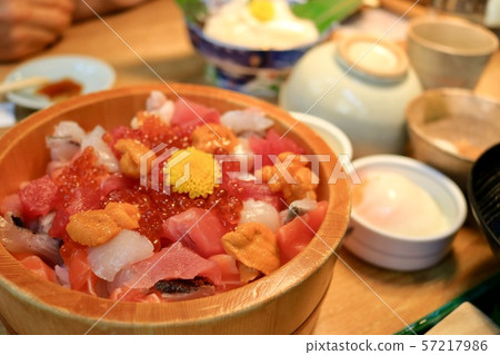 Bowl of rice topped with sashimi  57217986