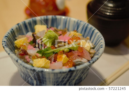 chirashi sushi  57221245