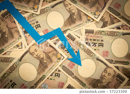 10,000日圓鈔票和向下的箭頭 下降趨勢 57223309