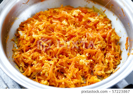 紅蘿蔔壽司(胡蘿蔔蛋裝訂)在烹調期間 紅蘿蔔壽司(胡蘿蔔蛋裝訂)在烹調期間 57223867