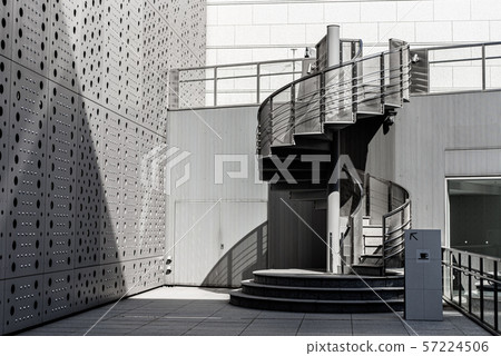 在東京當代藝術博物館的螺旋形樓梯 在東京當代藝術博物館的螺旋形樓梯 57224506