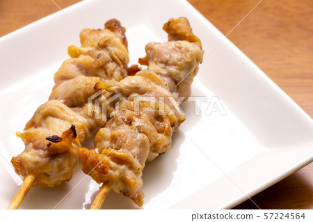 烤雞肉串和鋸齒串(鹽烤) 烤雞肉串和鋸齒串(鹽烤) 57224564