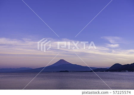 (Shizuoka) Izu sea, refreshing summer Fuji, dawn (Shizuoka) Izu sea, refreshing summer Fuji, dawn 57225574