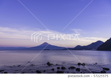 (Shizuoka) Izu sea, refreshing summer Fuji, dawn (Shizuoka) Izu sea, refreshing summer Fuji, dawn 57225575