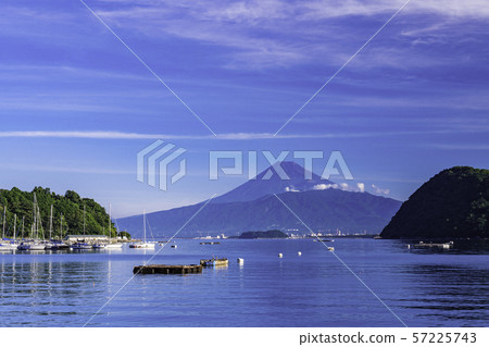 (Shizuoka) From Izu Uchiura Bay in summer, Mt. Fuji 57225743