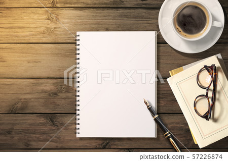 咖啡休息的圖像在古色古香的桌上的 咖啡休息的圖像在古色古香的桌上的 57226874