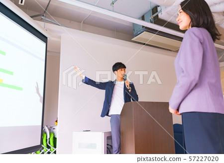 企業圖像:觀看下級的女性經理(經理)場面在研討會給介紹 企業圖像:觀看下級的女性經理(經理)場面在研討會給介紹 57227020
