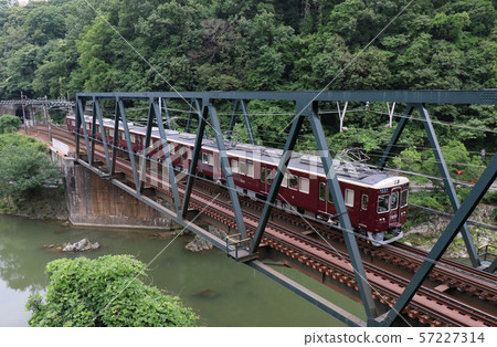 橫跨Inagawa河的鼻子電鐵路火車 57227314