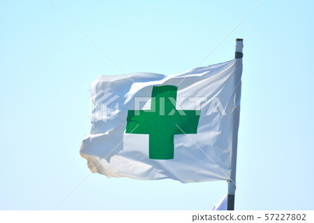 綠色十字架旗幟在風中飄揚 綠色十字架旗幟在風中飄揚 57227802