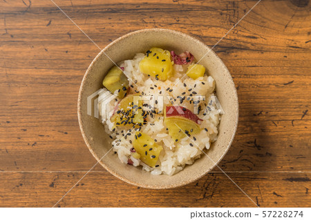 蒸糯米飯設置與甘藷 蒸糯米飯設置與甘藷 57228274