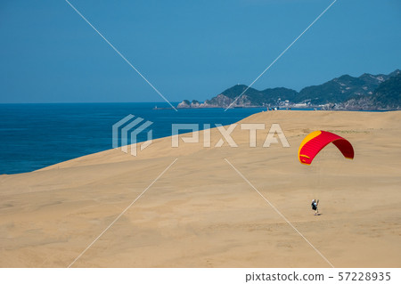 鳥取沙丘滑翔傘藍天 57228935