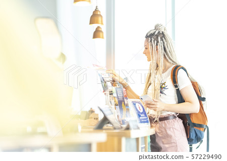 俄羅斯人長發綹看外國人的旅遊信息小冊子 57229490