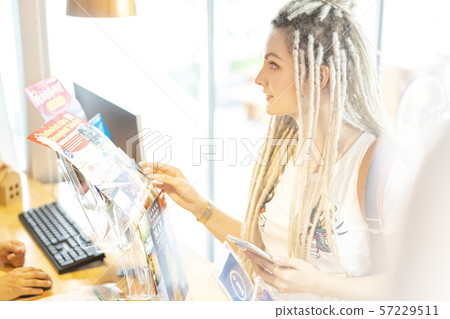 俄羅斯人長發綹看外國人的旅遊信息小冊子 俄羅斯人長發綹看外國人的旅遊信息小冊子 57229511