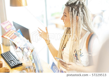 外國遊客俄羅斯婦女錶達與表達的溝通 57229513
