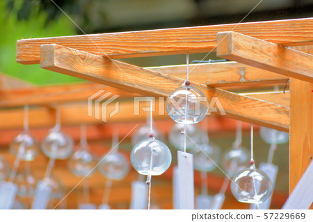 Transparent wind chimes 57229669