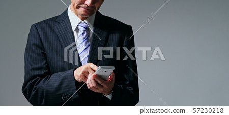 使用智能手機的成熟人 57230218