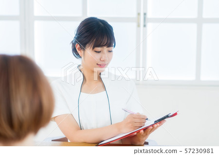 年輕的女士,諮詢,聽證會 年輕的女士,諮詢,聽證會 57230981