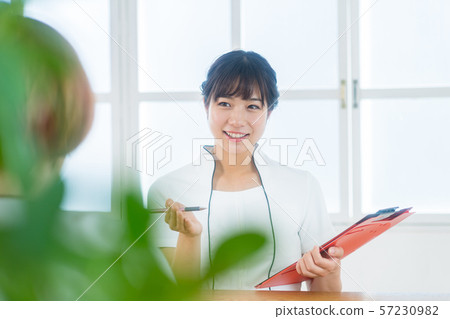 年輕的女士，諮詢，聽證會 57230982