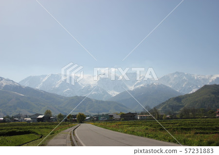 通往雪山的路 57231883