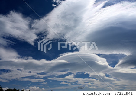 Hanging clouds around Fuji seen from the autumn leaves 57231941
