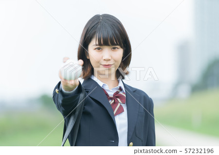 有棒球的高中女孩 有棒球的高中女孩 57232196