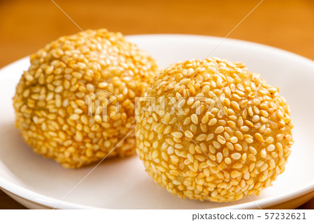 兩個芝麻餃子。中國菜點心（hui點心）。 57232621