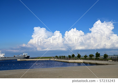 積雨雲在東Ogishima公園的夏天結束 57233243