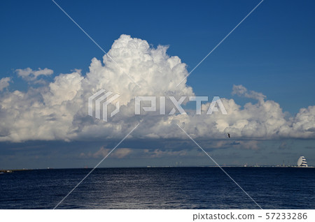 積雨雲在東Ogishima公園的夏天結束 57233286
