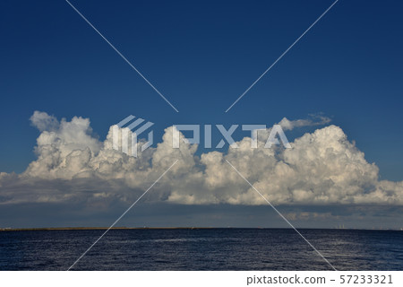 積雨雲在東Ogishima公園的夏天結束 57233321