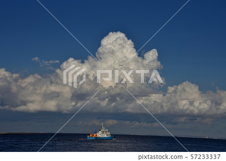 積雨雲在東Ogishima公園的夏天結束 57233337