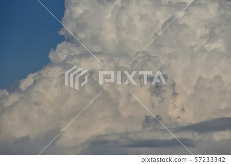 積雨雲在東Ogishima公園的夏天結束 57233342