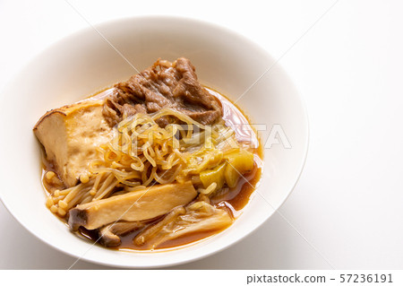 壽喜燒風味的煮牛肉。 57236191