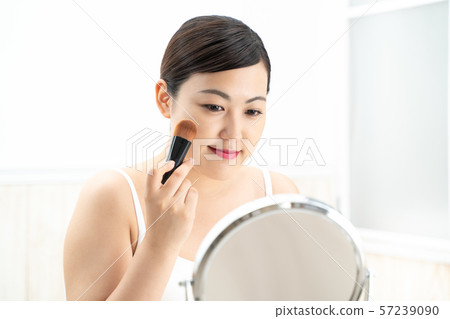 使用粉底刷 57239090
