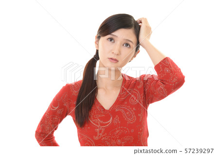 一個女人抱著一個頭 一個女人抱著一個頭 57239297