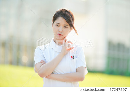 一個穿白大褂的女人帶著疑問擺姿勢 一個穿白大褂的女人帶著疑問擺姿勢 57247297