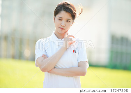 一個穿白大褂的女人帶著疑問擺姿勢 一個穿白大褂的女人帶著疑問擺姿勢 57247298