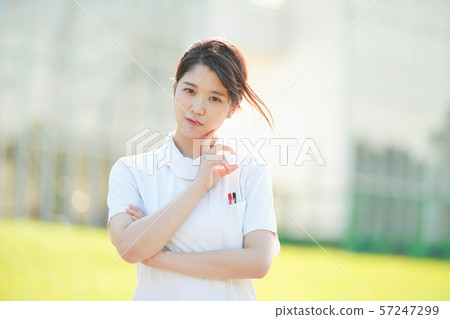 一個穿白大褂的女人帶著疑問擺姿勢 一個穿白大褂的女人帶著疑問擺姿勢 57247299