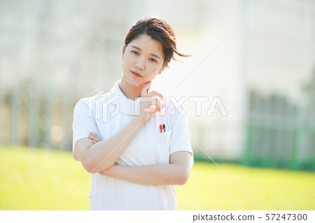 一個穿白大褂的女人帶著疑問擺姿勢 一個穿白大褂的女人帶著疑問擺姿勢 57247300